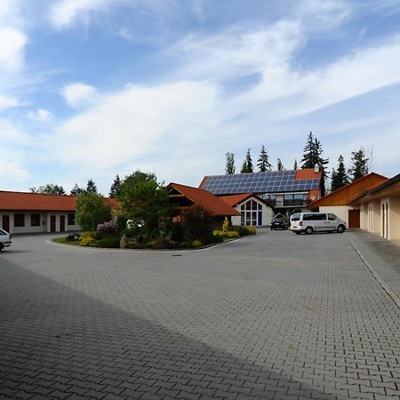 Hotel Kobero Ricany  Zewnętrze zdjęcie