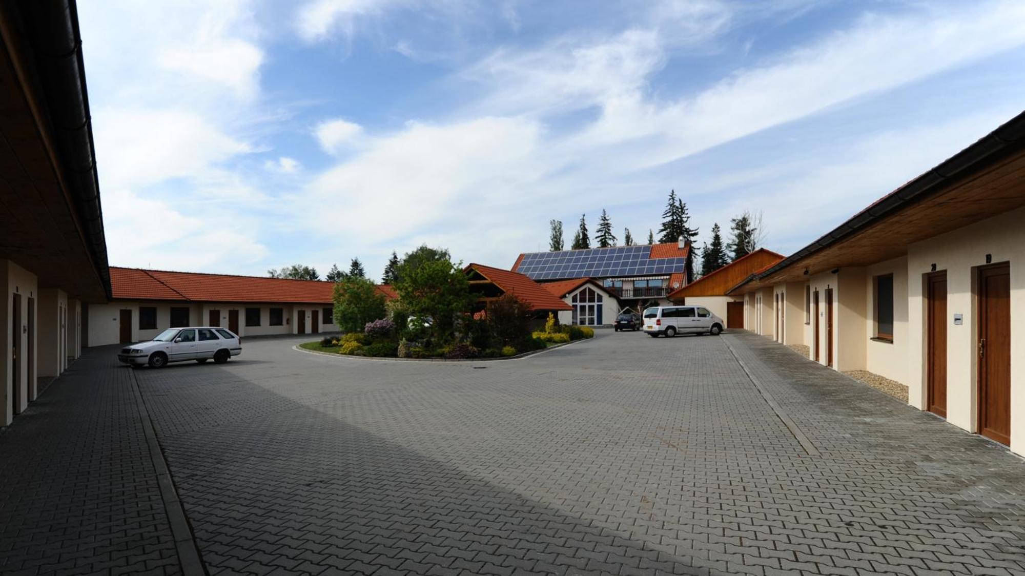 Hotel Kobero Ricany  Zewnętrze zdjęcie