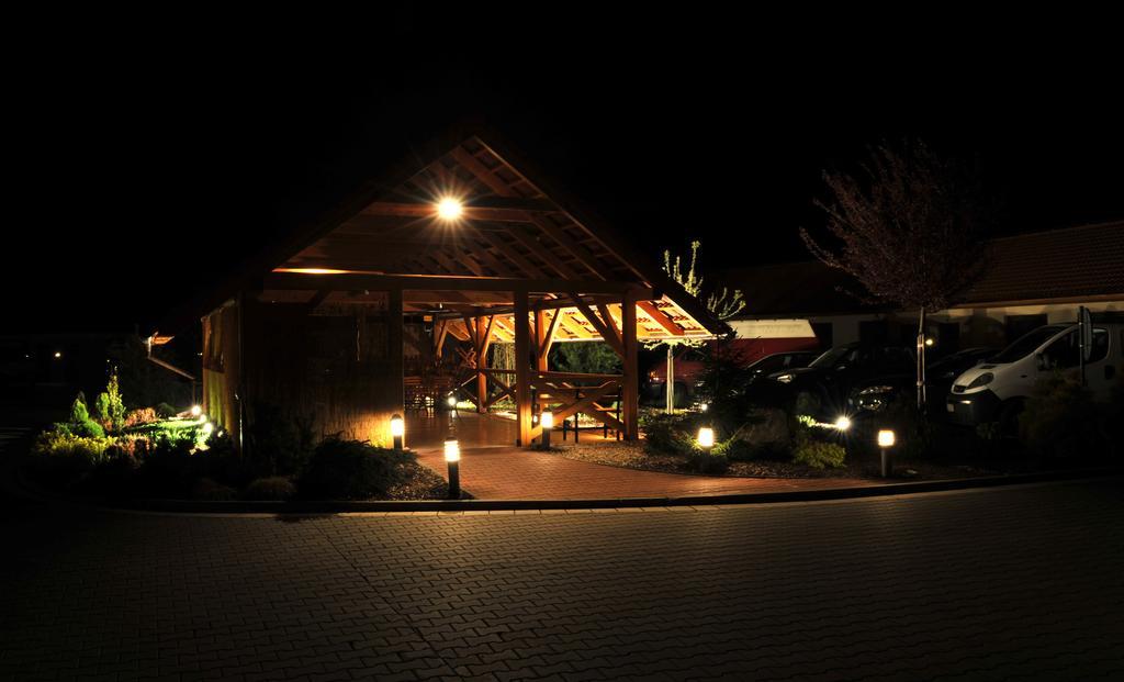 Hotel Kobero Ricany  Zewnętrze zdjęcie